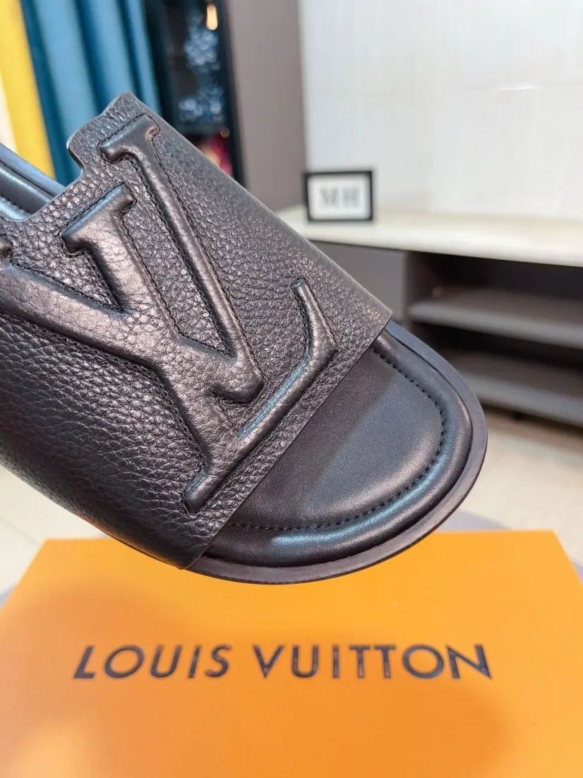 Men's shoes 💰340🌸🌸LV medium men's spring and summer slippers counter synchronization. The uppers are imported cowhide fabrics from Italy, logo graphics and high-quality craftsmanship. Soles: original soles specially provided by the original factory. Exclusive molded soles are super comfortable. Original factory single goods. 🔍🔍High quality. You can enter and exit the counter at will. Welcome to compare. Size 38-45
